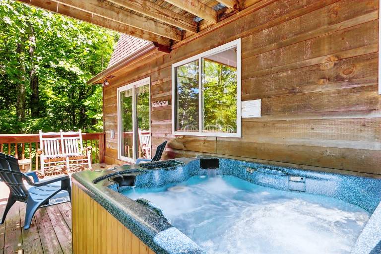 House with pool, hot tub & BBQ in Gatlinburg, TN