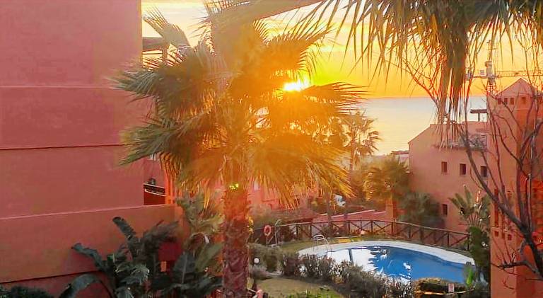 Rental apartment with pool, garden & patio in Estepona