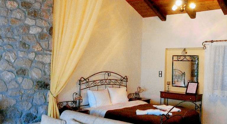 Serviced apartment with pool, garden & patio — photo 2
