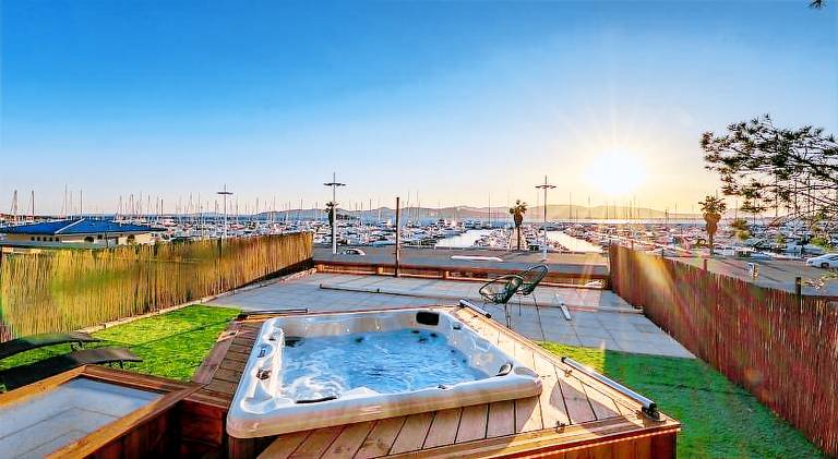 Holiday apartment with hot tub & pool | Pet-friendly — photo 4