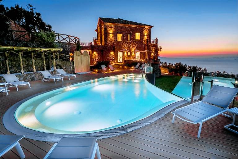 Fully equipped villa with patio, private pool & yard | Mountain view | Perfect for remote work | Pets are welcome in Sorrento