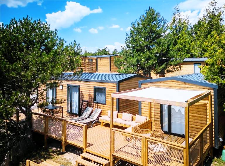 Mobile home with patio, barbeque & yard — photo 2