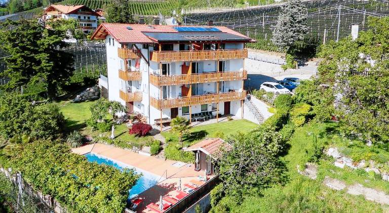 Serviced apartment with patio, pool & sauna | Dogs allowed in Schenna