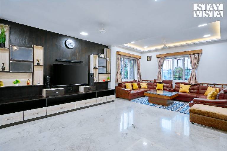 Beautiful villa with yard & pool | Pet-friendly — photo 3