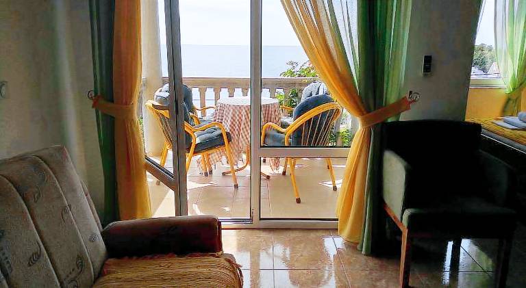 Rental apartment with BBQ, yard & patio — photo 2