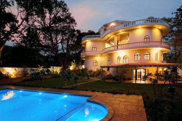 Villa with jacuzzi, yard & patio — photo 5