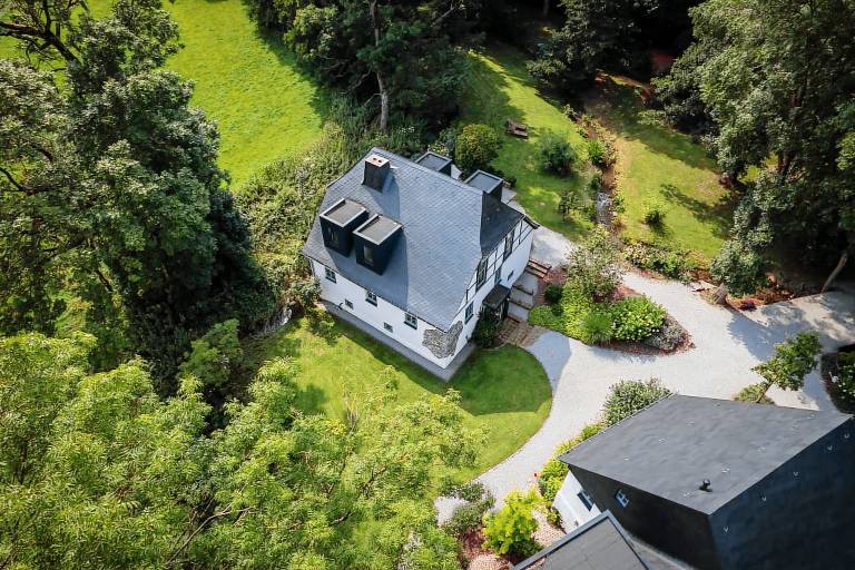 Beautiful house with terrace, fast internet & garden | Garden view | Pets are welcome — photo 3