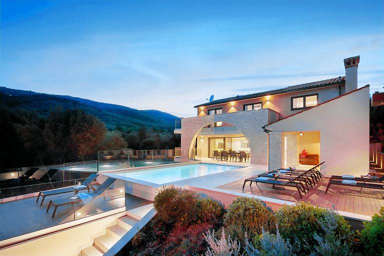 Children-friendly charming luxury rental with garden, sauna & private pool | Pets are welcome in Labin