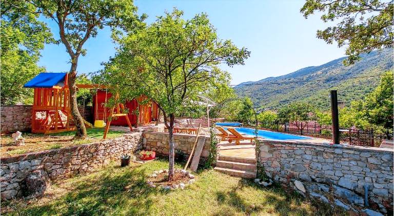 House with pool — photo 3