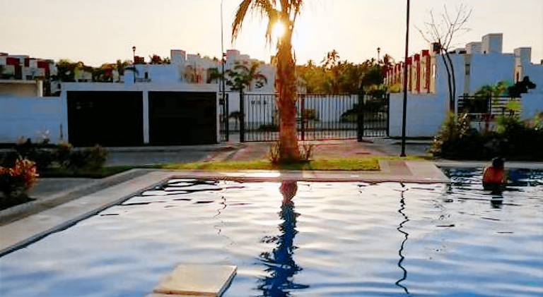 Vacation home with pool — photo 5