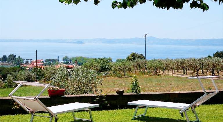 Rental apartment with patio, pool & barbecue in Bolsena