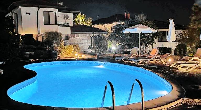 Rental apartment with terrace, barbeque & private pool — photo 4