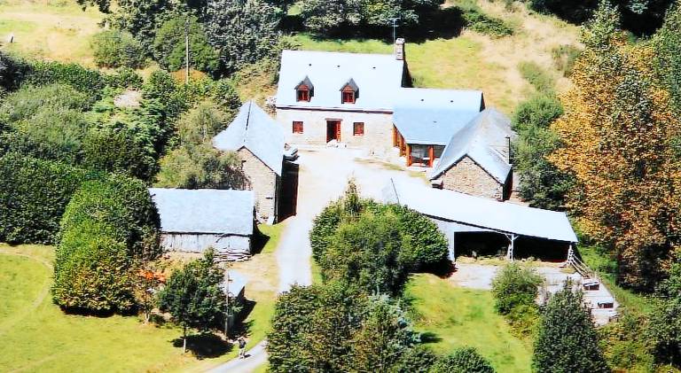 House with patio, barbeque & yard in Mayenne