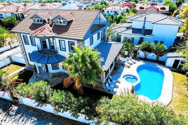 Villa - Sleeps 10 - Parking - Private Pool — photo 5