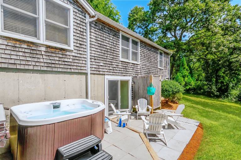 Azure Cottage: Central A/C & Hot Tub — photo 2