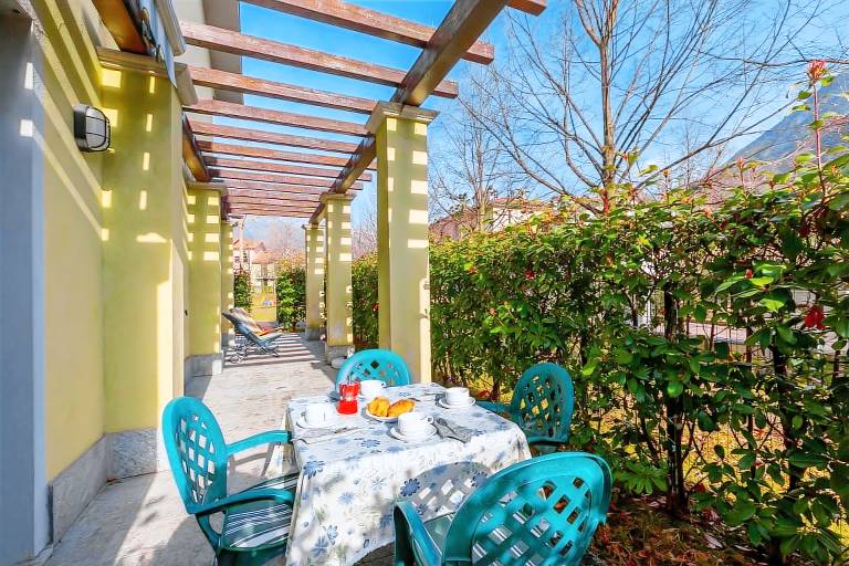 Holiday apartment with yard in Porlezza