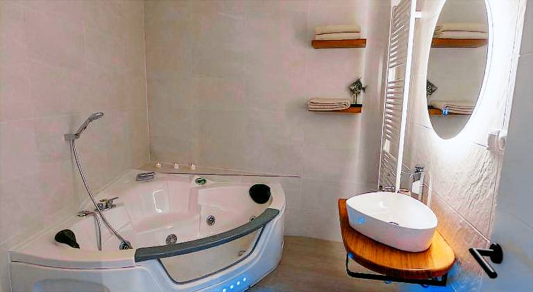 Pleasant rental apartment with jacuzzi | Dogs allowed — photo 3