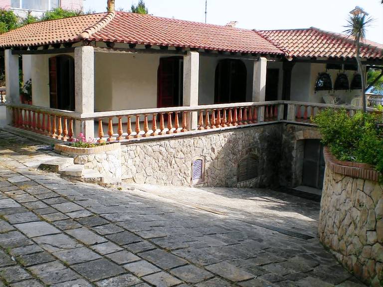 Villa with garden, terrace & private pool | Beach view — photo 4
