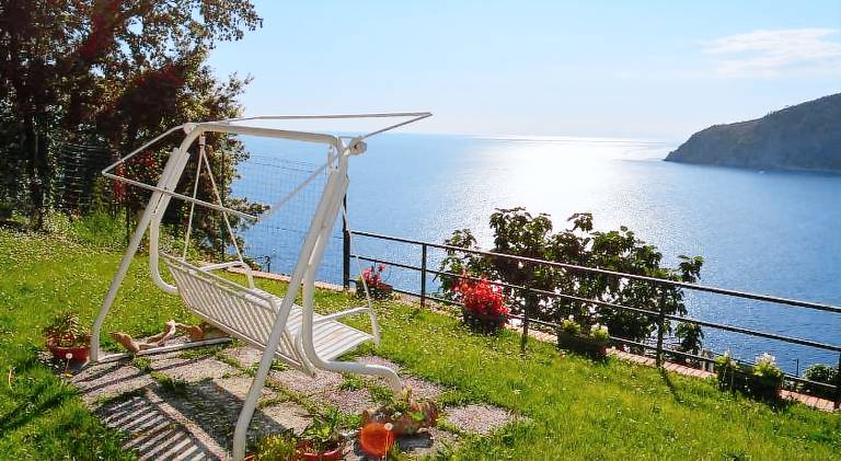 House with pool in Moneglia