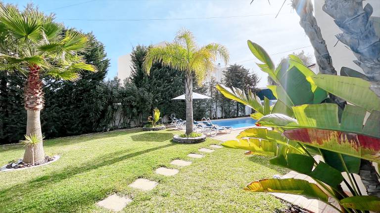 Villa with yard, grill & terrace — photo 2