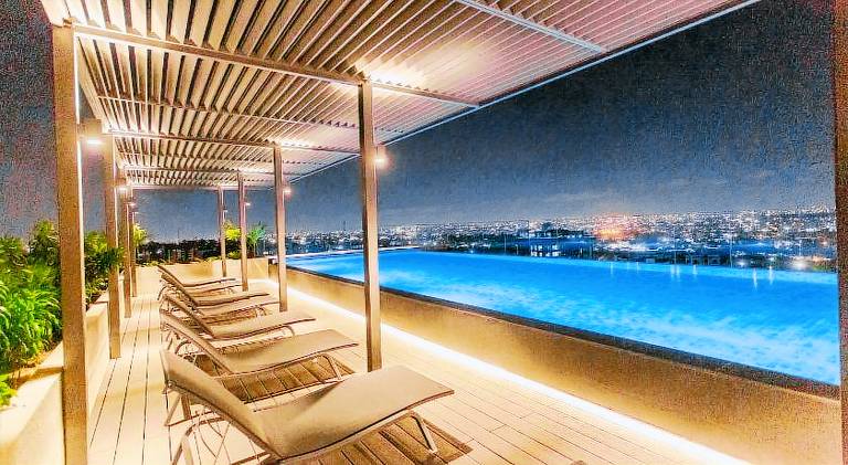 Serviced apartment with terrace, pool & yard — photo 2