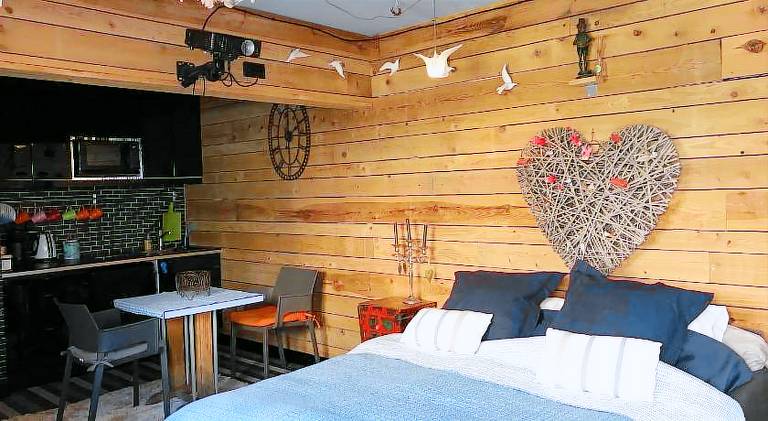 Chalet with patio, barbeque & yard | Dogs allowed — photo 2