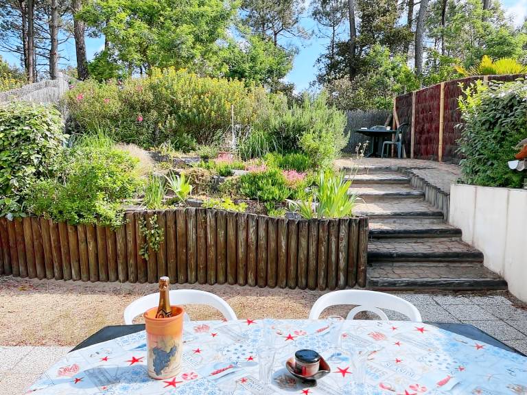 Secluded Forest House with Pool, Terrace & Parking, 15-min Walk to Beach! — photo 2