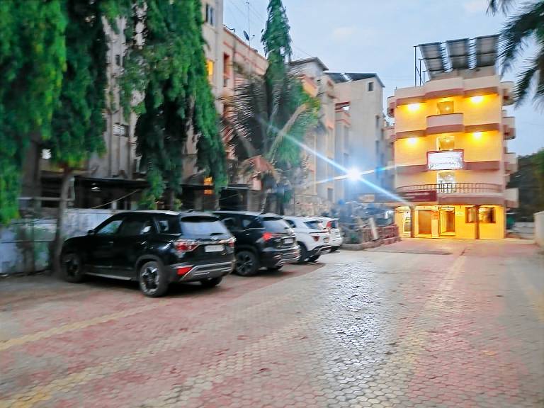 HOTEL SHRI PUSHPANJALI in Rahata
