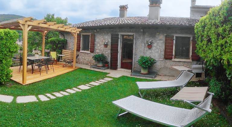 Holiday apartment with 3 rooms for 6 persons in Torri del Benaco