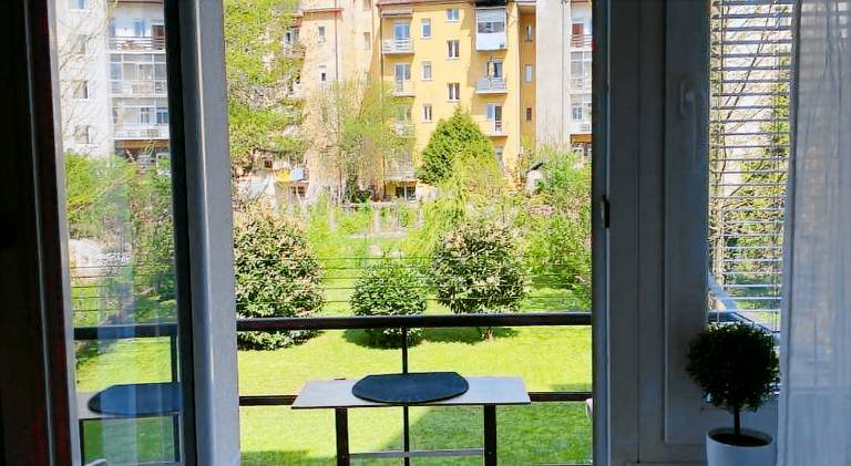 Rental apartment with yard & patio — photo 3