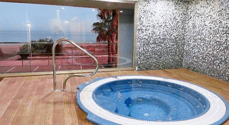 Rental apartment with hot tub & pool — photo 3