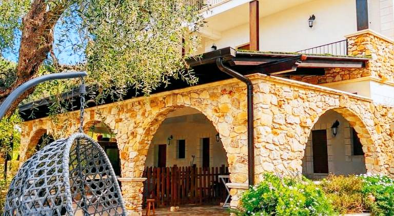 House with yard & barbecue in Vieste