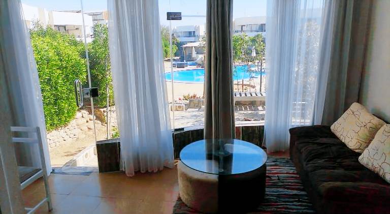 Holiday apartment with pool, patio & garden — photo 4