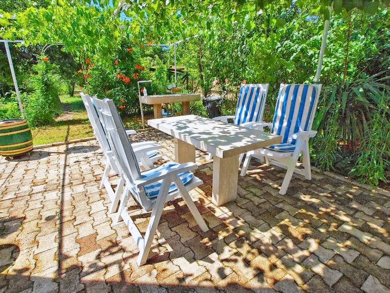 Rental apartment with patio — photo 4