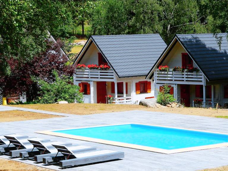 Vacation home with patio, BBQ & heated pool | Nature view — photo 4
