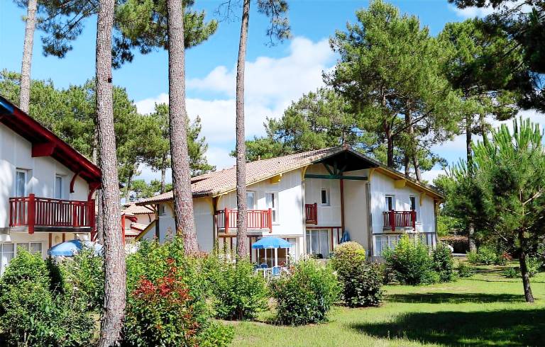 Children-friendly holiday park with patio, garden & pool | Dogs allowed — photo 3
