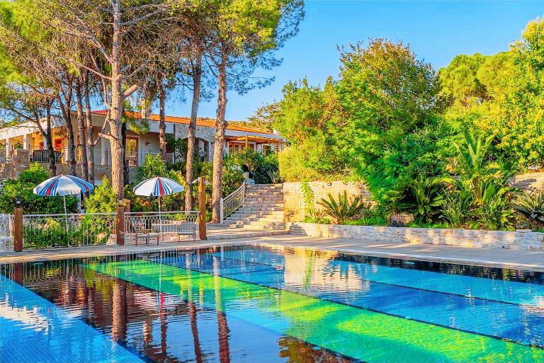 Bungalow with pool, patio & garden | Pets allowed — photo 2