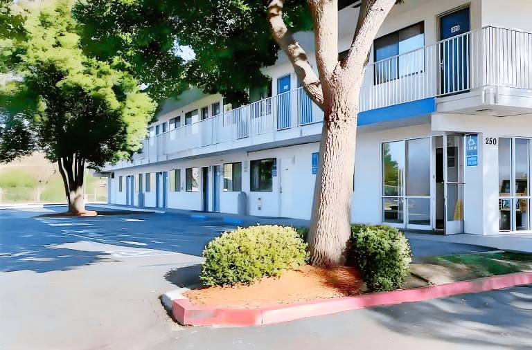 Super 8 by Wyndham Turlock — photo 4