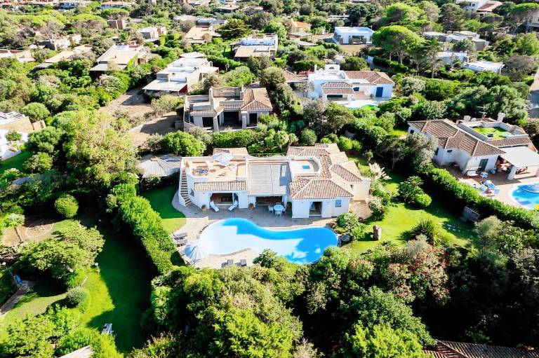 Family-friendly villa with yard, jacuzzi & barbeque | Pool view | Beach nearby | Pets allowed — photo 3