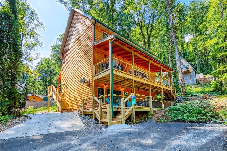 House with jacuzzi, barbecue & private pool | City view in Gatlinburg, TN
