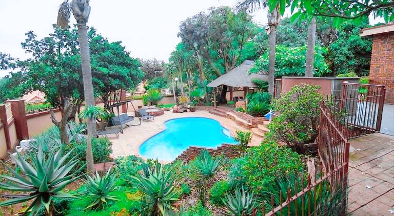 Charming villa with pool & jacuzzi | Dogs allowed in Pretoria