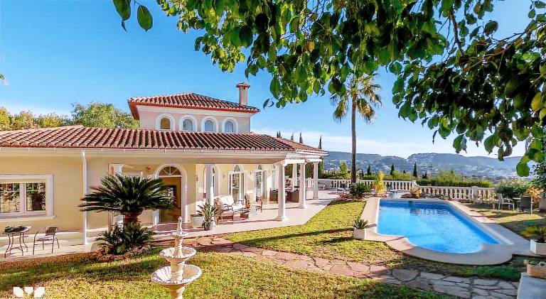 Fully equipped beautiful villa with BBQ, patio & private pool | Pet-friendly in Mora