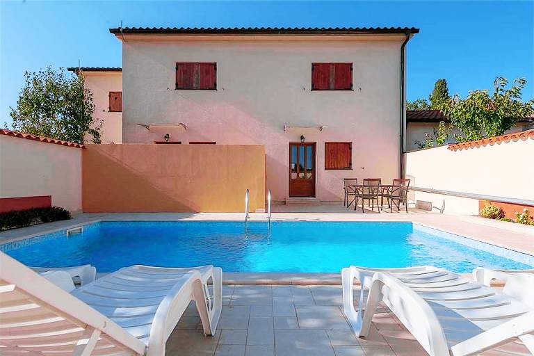 Child-friendly pleasant house with barbecue, garden & private pool | Pool view | Perfect for remote work | Pets allowed in Rovinj