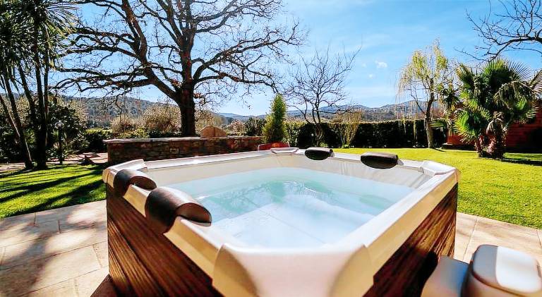 Holiday apartment with hot tub & yard — photo 3