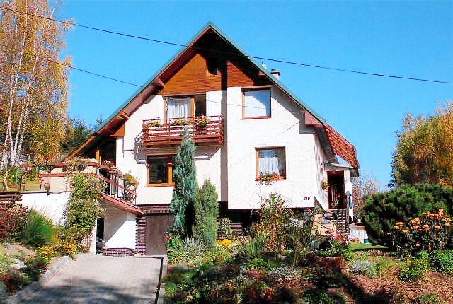 Ferienwohnung am Berghang un mit Balkon