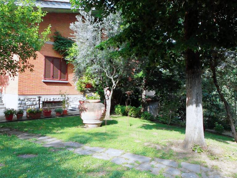 Rental apartment with yard, pool & barbeque — photo 2