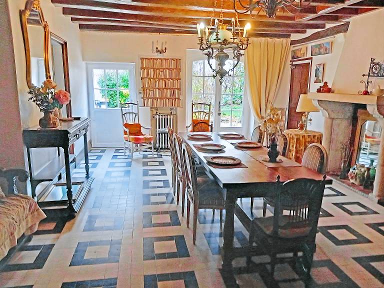Spacious Vintage Cottage in Loire Valley: Village Charm, Garden, Pets Welcome — photo 5