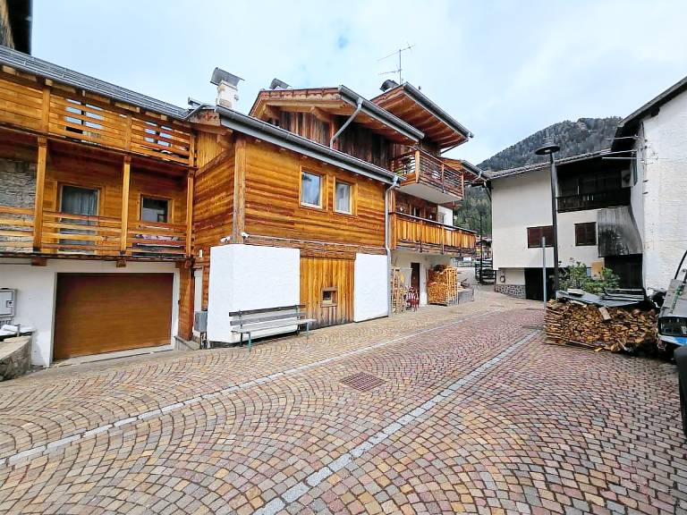 Holiday apartment with yard | Mountain view in Dolo