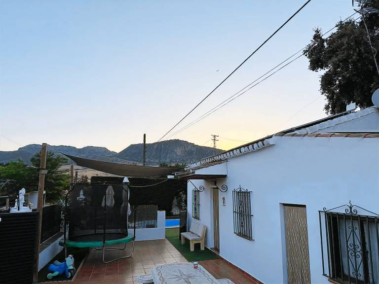Vacation home with pool, barbeque & yard | Garden view — photo 4