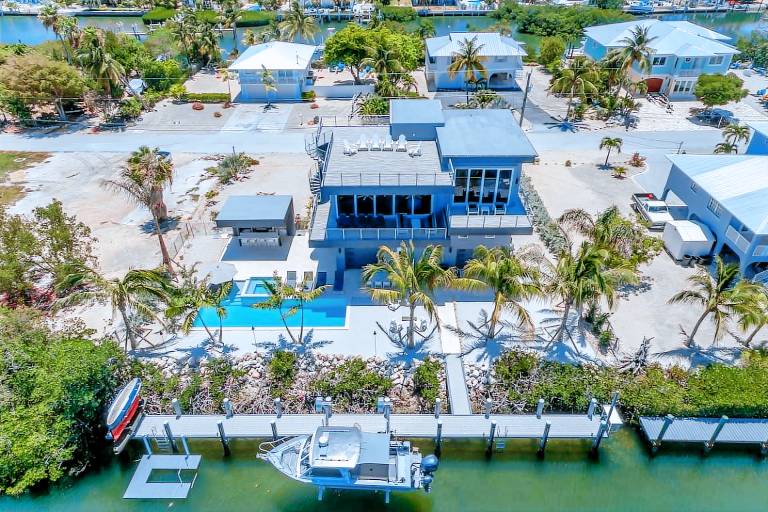 Off the Hook Luxury Waterfront Pool Home, Kayaks & Bikes! — photo 5